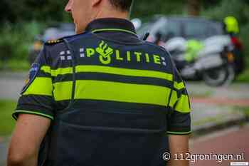 Automobilist botst tegen gevel van Kruidvat bij Helperplein