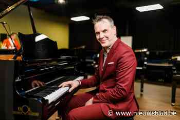 Muzikant Mike Smeulders breidt winkel uit met filiaal van Bol Piano’s & Vleugels: “In  sanitair magazijn staan nu meer dan 100 piano’s”