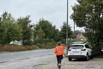Fietser (86) die onder vrachtwagen terechtkwam op rotonde overleden in ziekenhuis