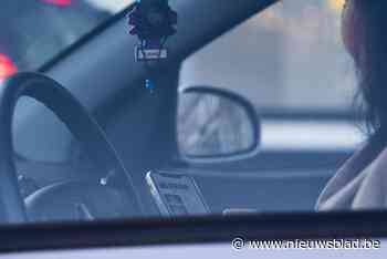 Vrouw betrapt op snelweg met gsm achter het stuur: “Ze stond stil in de file”