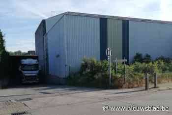 Arbeider (40) valt in put en raakt gekneld in machine