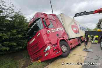 Vrachtwagen belandt naast de weg in Ranst, geen gewonden