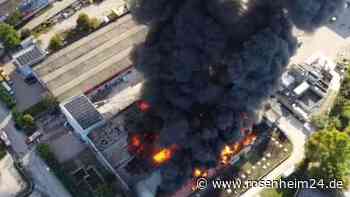 Fabriken brennen lichterloh: Italien fürchtet Giftwolke – schwarzer Rauch kilometerweit zu sehen