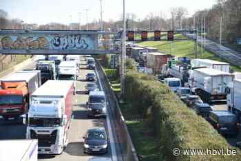 Slecht weer en werkzaamheden jagen filezwaarte op Vlaamse snelwegen naar recordhoogte