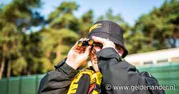 Wie is de man met de verrekijker en dat hoedje bij Vitesse? ‘Het is geen gimmick’
