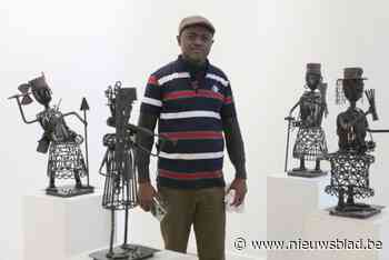Kunstenaarskoning uit Benin stelt tentoon in de Bijl