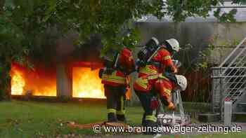 Braunschweig: Zwei Fahrzeuge brennen in Parkdeck