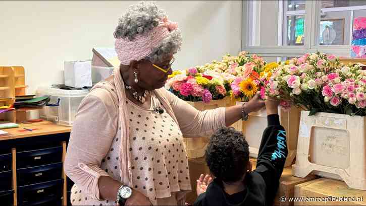 Almere - Almeerse kinderen maken samen met Gerda Havertong boeketten voor opa's en oma's