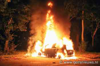Auto brandt volledig uit op parkeerplaats van hockeyclub