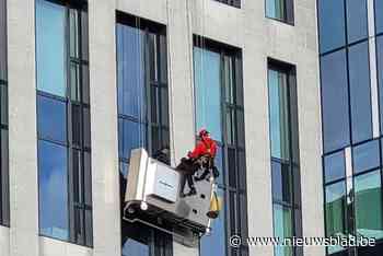 Brandweer redt twee ruitenwassers op 40 meter hoogte