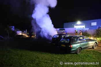 Geparkeerde bestelbus uitgebrand
