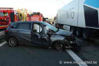Jonge bestuurder slechts lichtgewond na zware klap tegen vrachtwagen