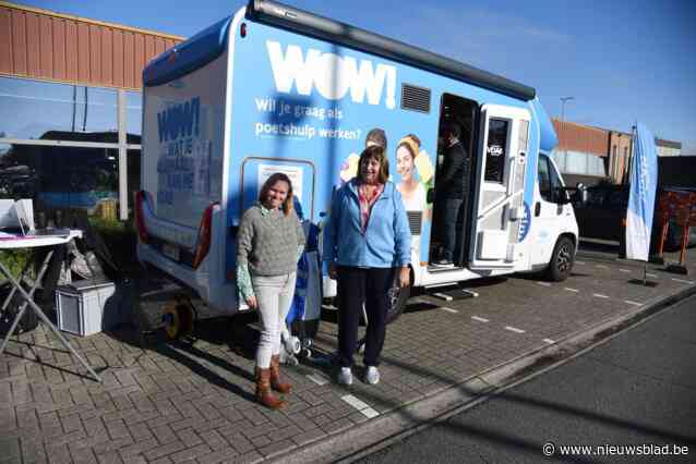 Poetsmobiel van VDAB stopt aan De Pit: “Om mensen te enthousiasmeren voor een job in de schoonmaak”