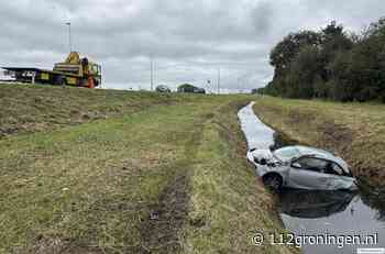 Auto raakt in de sloot bij lus N33 Zuidbroek