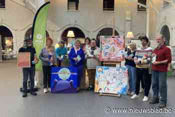 Unieke kunstsokken te koop ten voordele klanten sociale kruidenier