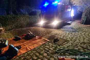 Groot konijnenhok in lichterlaaie achter hoeve: vermoedelijk alle konijnen overleden