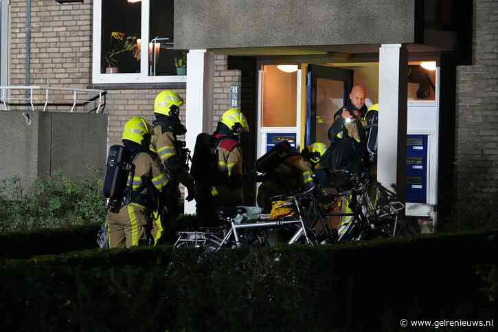 Bewoners uit bed gehaald door grote brand in portiekwoning