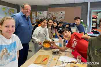 Scholieren koken met zelfgemaakte producten: “Leerlingen krijgen les tijdens maken van verse pompoenpreparé en bietenhummus”