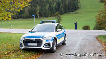 Auto stürzt nach Ausweichmanöver in Böschung und überschlägt sich