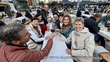 Das erste Neu-Ulmer Weinfest auf dem Petrusplatz ist eröffnet