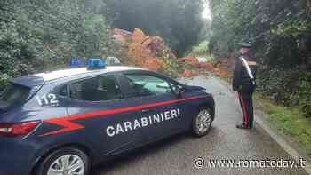 Costone di roccia frana in strada: paura a Cerveteri