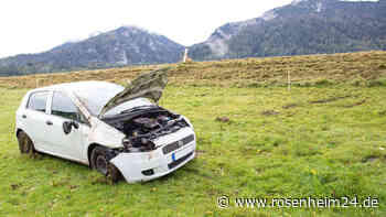 Auto stürzt in Böschung und überschlägt sich mehrfach: Inzellerin (60) in Klinik gebracht