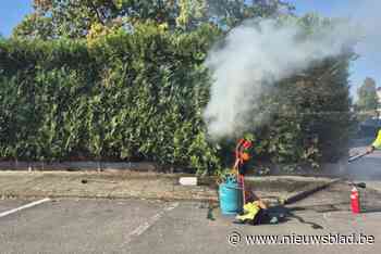Gemeentearbeider veroorzaakt onvrijwillig haagbrand aan school