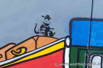 Banksy-Ratte lugt aus der Gepäckablage