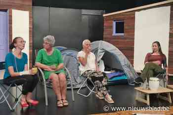 Theater De Moedertaal ontrafelt geheimen van Camping Hilton in eerste voorstelling van nieuw seizoen: “Voor iedereen herkenbaar”