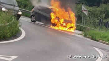 Incendio a Prima Porta: auto distrutta dalle fiamme