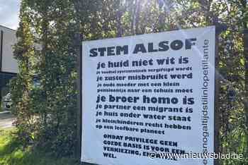 Opvallende banner in Ranst: “Stem alsof je huid niet wit is, je broer homo is”