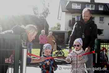 Kinder freuen sich über neuen Spielplatz