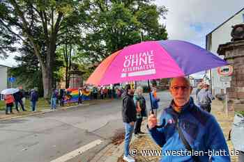Unangemeldet tauchen plötzlich 80 bunte „Spaziergänger“ bei AfD-Kundgebung in Höxter auf