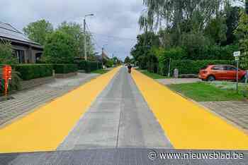 Nog wat streepjes geel erbij, nu in Dorpsstraat