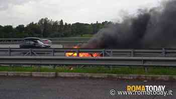 Incendio sulla diramazione Roma Nord: auto distrutta dalle fiamme