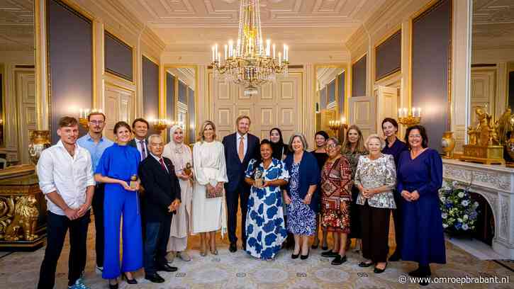 Koningin Maxima geeft prijs aan stichting die eenzame jongeren helpt