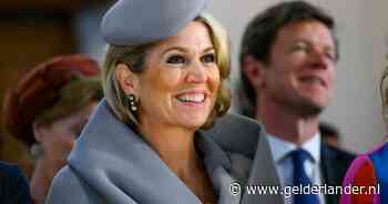 Herdragen is in de mode, zo bewijst de grijze jurk met XXL-wikkelkraag van Máxima