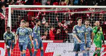 Ajax sleept met hangen en wurgen een punt binnen na meeslepend Europa League-duel in Praag