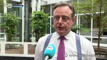 Bart De Wever over kapotgeslagen ramen in Korte Zavelstraat: “Politie pakt mensen op aan lopende band”