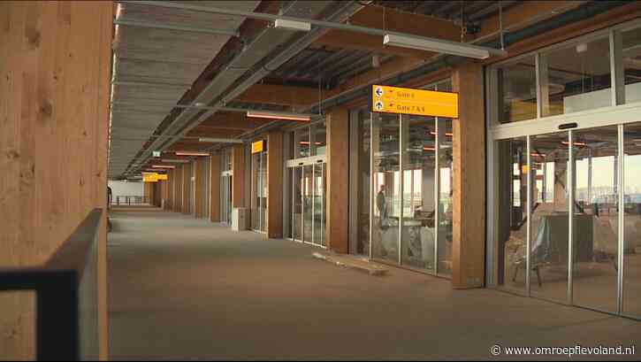 Lelystad - Uitstel opening Lelystad Airport kost Schiphol miljoenen per jaar