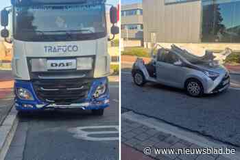 Brandweer bevrijdt geknelde bestuurder na aanrijding met vrachtwagen in Aartselaar