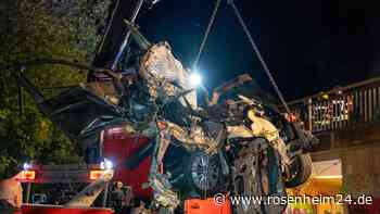 Todes-Drama in Bayern: Auto stürzt von Brücke und wird in zwei Teile gerissen - Mann tot