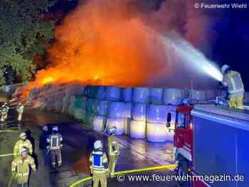 Nächtlicher Großbrand: 500 Siloballen brennen lichterloh