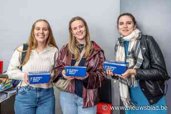Oud-leerlingen trakteren leraren van middelbare school op pralines: “Ze geven les met passie en warmte”