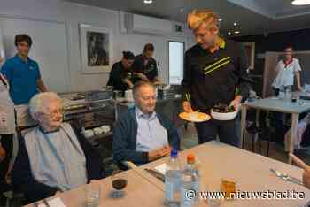 Aquamarijn viert Nationale Ouderendag met mosselen en friet: “En een glas wijn, want een zatte mossel is lekkerder”