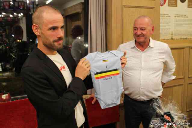 Gavere omarmt renner Victor ‘Campi’ Campenaerts: “Na mijn wielercarrière wil ik hier brandweerman worden”