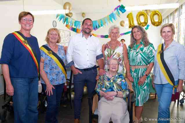 Marie-José blaast 100 kaarsjes uit