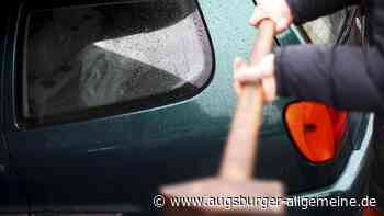 Unbekannter schlägt mit Hammer auf Auto ein