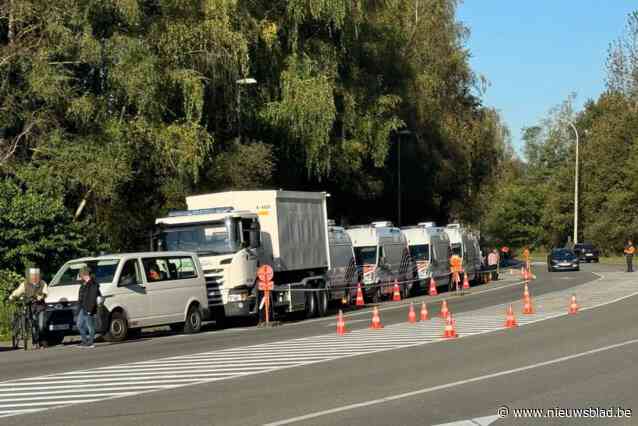 ‘Brave huisvader’ (49) toont zijn versie van parkingmoord op Willy (71) in Oelegem tijdens reconstructie