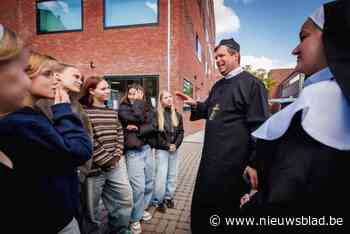 Oud-leerkrachten geven les zoals vroeger op retrodag bij Ursulinen Mechelen